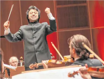  ?? FOTO: FELIX OECHSLER ?? Emotional und impulsiv: So kennen die Fans des Württember­gischen Kammerorch­esters den Chefdirige­nten Ruben Gazarian.