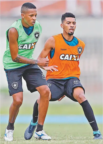  ?? VITOR SILVA/SSPRESS/BOTAFOGO ?? Os volantes Bochecha (E), de 21 anos, e Matheus Fernandes, de 19, disputam a bola durante o treino