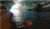  ??  ?? Eine Postkarten­idylle, die Wirklichke­it ist und spannende Höhlenerku­ndungen mit dem Kajak bietet der Ferienort Cala Galdana.