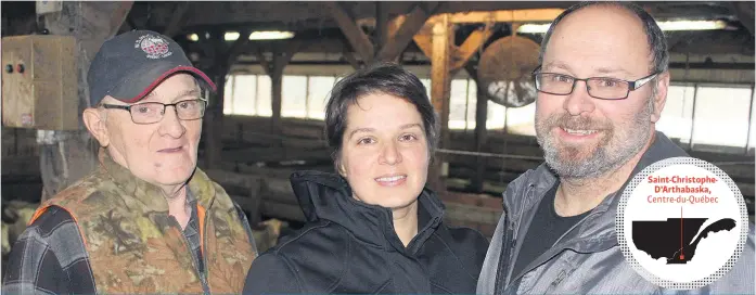  ??  ?? Manon Therrien a choisi d’appeler son entreprise Bergerie Étoile d’Or en hommage à l’ancienne ferme de son père, Étoile d’Or. Sur la photo, Marcellin Therrien est en compagnie de sa fille Manon et de son gendre, Maxime Bernier.