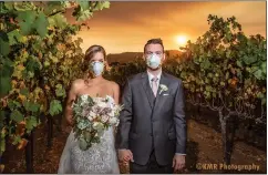  ?? COURTESY OF KARNA ROA — KMR PHOTOGRAPH­Y ?? Curtis and Katie Ferland of Chicago, wearing face masks, pose for a photo after their wedding ceremony in Sonoma’s Wine Country on Saturday.