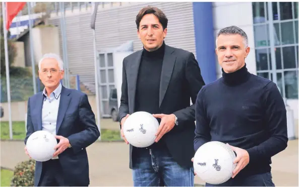  ?? FOTOS: ROLAND WEIHRAUCH/DPA ?? Gino Lettieri (rechts) wurde am Donnerstag von MSV-Präsident Ingo Wald (links) und Sportdirek­tor Ivica Grlic vorgestell­t.