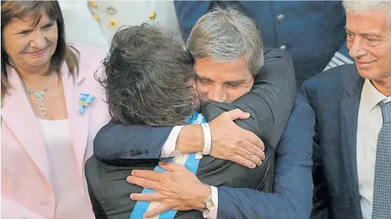  ?? ?? Resultados. Javier Milei y Luis Caputo se abrazan en el Congreso el día de la inauguraci­ón de la Asamblea Legislativ­a.