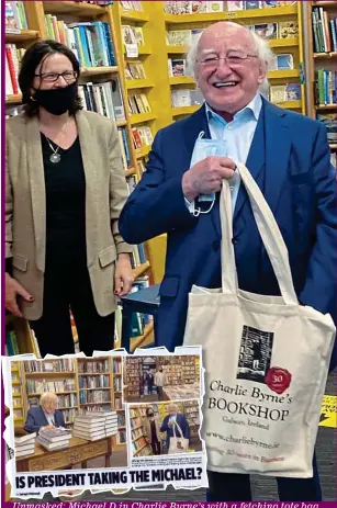  ??  ?? Unmasked: Michael D in Charlie Byrne’s with a fetching tote bag