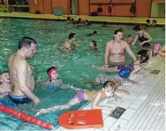  ?? Foto: F. Daub ?? Ein Schwimmkur­s der DLRG, die Ausbilder im Vordergrun­d sind Thomas Kolb und Veronika Daub.