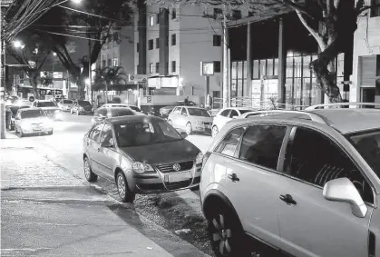  ?? Julia Chequer/Folhapress ?? Carros na rua Maria Cândida, no Carandiru (zona norte de São Paulo), onde houve caso de roubo de veículos em agosto; para especialis­ta em segurança, uma quadrilha especializ­ada pode estar agindo na região