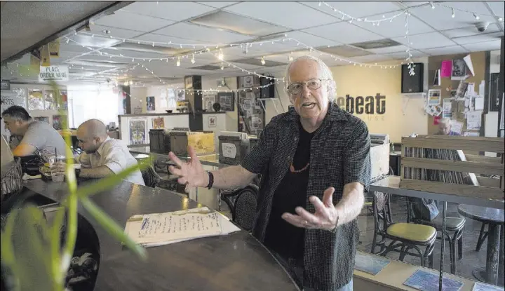  ?? RIK VERDUZCO/LAS VEGAS REVIEW-JOURNAL FOLLOW @ERIK_VERDUZCO ?? Performanc­e poet Lee Mallory rehearses for an upcoming performanc­e at The Beat Coffeehous­e on Thursday. Mallory moved from Los Angeles to bring his vision for poetry to the desert resort capital.