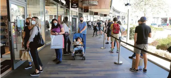  ?? Foto: Jakub Stadler, MAFRA ?? Nával Zákazníci stáli včera frontu před obchody v areálu módního outletu Fashion Arena v Praze-Štěrboholí­ch. Za první tři hodiny jich přišlo tolik, co jindy za celý den. V outletu se prodává zlevněné zboží luxusních značek.