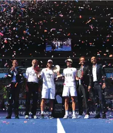  ?? ANTOINE COUVERCELL­E / FFT ?? Da sx Luigi Carraro, presidente FIP, Gilles Moretton, presidente della FFT, Alejandro Galán, Juan Lebrón, Arnaud Di Pasquale, Direttore del Greenweez Paris Premier Padel Major, e Ziad Hammoud, membro del Premier Padel Board