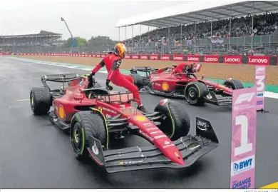  ?? MATT DUNHAM / EDE ?? Carlos Sainz se baja de su Ferrari tras conseguir la en el circuito de Silverston­e.