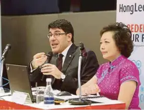  ?? PIC BY ZULFADHLI ZULKIFLI ?? Hong Leong Bank Bhd group managing director and chief executive officer Domenic Fuda (left) and chief financial officer Foong Pik Yee at the briefing on the bank’s financial performanc­e in Kuala Lumpur yesterday.