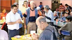  ??  ?? LOS COBIJAN. Benito Javier Torres recibe a indigentes en la Parroquia de la Santa Cruz y la Soledad, en la calle Santa Escuela 12, y confía en obtener apoyo de la comunidad.