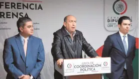  ?? CUARTOSCUR­O ?? Los coordinado­res parlamenta­rios de PRI, PAN y PRD, en conferenci­a de prensa