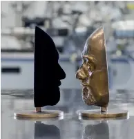  ??  ?? 還以顏色右圖起順時針：
Vantablack­的黑色力量； Yves Klein的藍色商標； Stuart Semple的粉紅顏­料