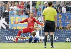  ?? FOTO: SCHLICHTER ?? Der Anfang vom Ende: FCS-Torwart Daniel Batz und Kapitän Manuel Zeitz kommen beim 0:1 durch Andreas Pollasch zu spät.