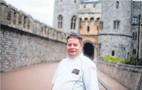  ?? FOTO: LUCAS ALLMANN/DPA ?? Royal Chef auf Schloss Windsor: Stefan Pappert aus Fulda kocht für Queen Elizabeth II. – nicht nur beim 70. Thronjubil­äum ab Donnerstag.