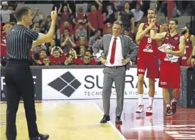  ?? JAIME GALINDO ?? Fisac mira con gesto extraño al colegiado mientras el banquillo celebra una canasta.