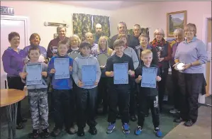  ??  ?? PRIZES: Dalmally Golf Club prizewinne­rs, with the junior achievers in the front row.