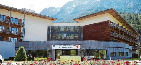  ?? Foto: Klaus Rainer Krieger ?? Idylle pur: Der FC Augsburg ist in seinem Trainingsl­ager im Ötztal in Österreich angekommen. Das Team residiert im Vier Sterne Superior Wellnessho­tel Aqua Dome. Dort wurde die Mannschaft gleich mit einem Transparen­t begrüßt.