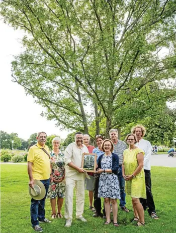  ?? JACOB SCHRÖTER ?? Die Buga-Freunde übernahmen am 9. August eine Patenschaf­t für einen Flügelnuss-Baum im Egapark: Rolf-Peter Stockmeyer (von links), Heide Kretzschma­r, Lars Chrestense­n, Wolf-Dieter Blüthner, Nicole Kleb, Egapark-Chefin Kathrin Weiß, Torsten Schellhorn, Diana Brand und Rüdiger Kirsten.