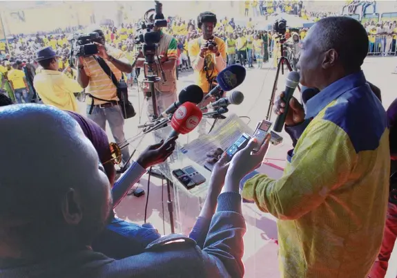  ??  ?? ARIMATEIA BAPTISTA | EDIÇÕES NOVEMBRO | LUBANGO Candidato da CASA-CE durante o acto político de massas realizado ontem na Praça João Paulo II da cidade do Lubango, capital da província da Huíla