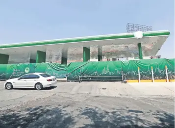  ??  ?? Una de las gasolinera­s que va a operar la empresa petrolera está ubicada en avenida Periférico y Circuito Poetas, frente a las emblemátic­as Torres de Satélite.