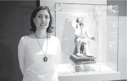  ??  ?? Marcela Zapiain, junto a la escultura que se estudiará.