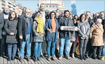  ?? JORDI BATALLER / ACN ?? Alcaldes y concejales de ERC, con Marta, Rovira, ayer en un acto en la plaza Lesseps de Barcelona