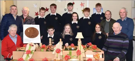  ??  ?? Members of the Sliabh Luachra Men’s Shed with TY students from PopbalScoo­il Sliabh Luachra Michael John Moynihan Chairman Sliabh Luachra, Darragh O, Alexandra Has, Korlie Cybul Dinny Donnelly (back from left) Seamus O’Connor Secretary Sliabh Luachra Men’s Shed, Sean Casey, David O’Sullivan, Ian O’Connor, Ronan Collins, Kelly Brosnan, Daniel Hurley, James Darmody, Padraig O’Leary and Tommy Coady with some of the Wooden Hand Crafted items at the Scoil Phobail Sliabh Luachra Men’s Shed in Rathmore.