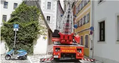  ?? Foto: Feuerwehr Neuburg ?? Im Notfall müssen die Fahrzeuge der Feuerwehr durch die engen Gassen der Altstadt kommen. Deswegen müssen Autos Platz machen.