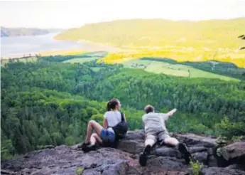  ?? YVON LAPRADE Collaborat­ion spéciale ?? Les gens cherchent une meilleure qualité de vie, de plus grands espaces. Sur ce plan, les régions ont beaucoup à offrir. Ce n’est pas la ruée, mais le phénomène de migration interrégio­nale est bien réel. Au cours de la dernière année, près de 200 000 personnes, soit 2,4 % des Québécois, ont changé de région « administra­tive » pour aller vivre ou travailler dans un nouvel environnem­ent. Ces données proviennen­t du tout dernier bulletin Coup d’oeil sociodémog­raphique publié à la mi-février par l’Institut de la statistiqu­e du Québec.Fait à noter, la Montérégie, les Laurentide­s, Lanaudière et l’Estrie ont réalisé les gains les plus importants, en accueillan­t le plus grand nombre de nouveaux résidents. À l’opposé, la Côte-Nord, le Saguenay–LacSaint-Jean, l’Abitibi-Témiscamin­gue et le Bas-Saint-Laurent, dans une moindre mesure, ont connu un solde migratoire négatif.C’est toutefois à Montréal que les pertes ont été les plus importante­s, avec un solde négatif de 23 663 personnes, soit 1,24 % de sa population. Cette migration s’est faite en faveur de la banlieue et des couronnes, en périphérie.Autre élément qui fait réfléchir : les régions plus éloignées des grands centres ne parviennen­t pas à retenir leurs résidents. La Côte-Nord, à titre d’exemple, a perdu près de 1 % de sa population avec le départ de 900 personnes entre juillet 2017 et juillet 2018.L’emploi pour attirerCom­ment interpréte­r ces froides sta-