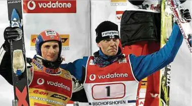  ?? ?? Die punktgleic­hen Sieger aus dem Jahr 2006: Jakub Janda (l.) und Janne Ahonen.