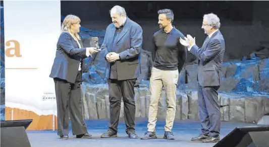  ?? Gremi d’Editors ?? Josep Maria Pou recibe el premio Atlàntida de manos de la ‘consellera’ Natàlia Garriga, junto a Guillem Clua y Patrici Tixis.