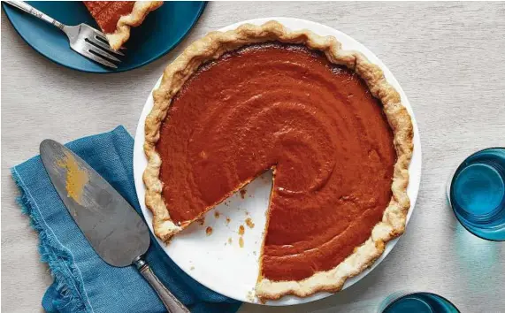  ?? Christophe­r Testani / New York Times ?? Spiced pumpkin pie. This modern take on the traditiona­l Thanksgivi­ng dessert accentuate­s the bold taste of ginger.
