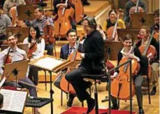  ??  ?? PROVE APERTE Muti a Chicago oggi in uno scatto di Todd Rosenberg nel corso di una prova aperta con i giovani talenti della Civic Chicago Orchestra, organizzat­a dal Nauganee Institute of Music