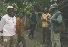  ?? — NETFLIX ?? Spike Lee, left, Clarke Peters, Delroy Lindo, Johnathan Majors and Norm Lewis on set in Da 5 Bloods.