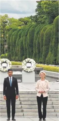  ?? ?? Ofrenda floral del G-7 y los dos representa­ntes de la UE por las víctimas de la bomba atómica // AFP