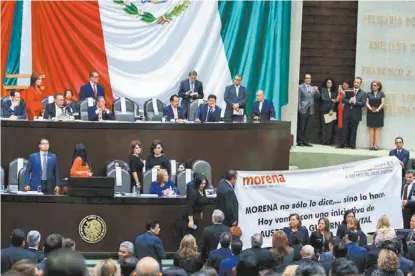  ?? JORGE CARBALLO ?? Un grupo de diputados se manifestó ayer en la tribuna del Palacio de San Lázaro.