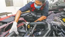  ?? ?? EFEK BERGANDA: Muis, salah seorang teknisi Astra Daihatsu, mengecek intercoole­r turbo Rocky di Surabaya. Diskon PPnBM tidak hanya menggairah­kan pasar mobil, tapi juga industri komponen.