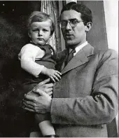  ?? (ARCHIVES FAMILIALES) ?? Dans les bras de son père en 1952. Frederik Paulsen est âgé de 2 ans.