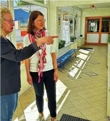  ?? FOTO: STADT PRENZLAU ?? Anke Kehn (links) besuchte Katrin Schäfer in der Prenzlauer Kita „Geschwiste­r Scholl“. Die Leiterinne­n sprachen über geplante Projekte.