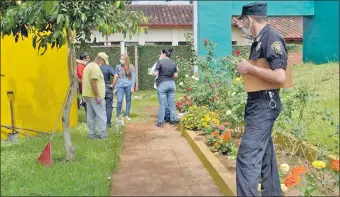  ??  ?? Al mediodía de ayer ingenieros químicos realizaron el análisis del agua en el tanque elevado y concluyero­n que el cloro se encontraba en “rango normal”.