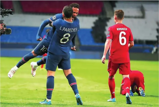  ?? EFE ?? Paredes abraza a Neymar para festejar la clasificac­ión del PSG para las semifinale­s de la Champions