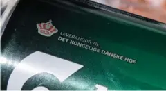  ?? FOTO: LINDA JOHANSEN ?? Kongekrone­n og teksten 'Leverandør til Det Kongelige Danske Hof' pryder alle de grønne dåser fra Carlsberg.