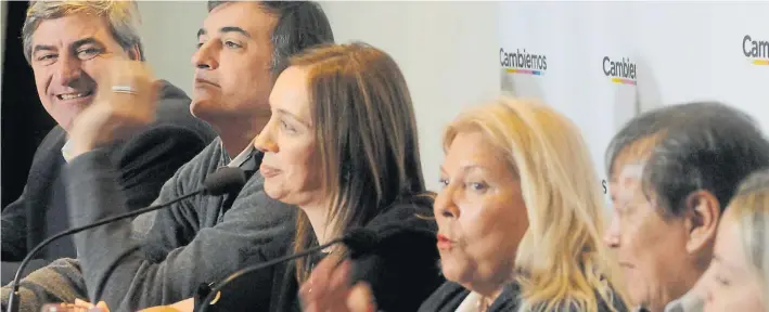  ?? MAURICIO NIEVAS ?? Juntos. Esteban Bullrich, María Eugenia Vidal, Elisa Carrió y Héctor “Toty” Flores, ayer, de campaña en La Plata. Lilita pidió el voto por los candidatos de Cambiemos.