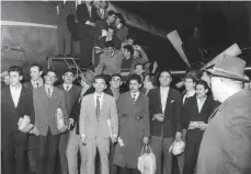 ?? FOTO: WOLFGANG HUB/DPA ?? Türkische Gastarbeit­er im November 1961 am Düsseldorf­er Flughafen: Diese Männer gehörten zu den ersten, die nach dem Anwerbeabk­ommen in die Bundesrepu­blik kamen.