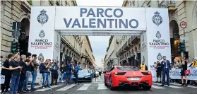  ??  ?? Un momento della Supercar Night Parade di Torino, nel programma del Parco Valentinos­alone dell’auto 2018