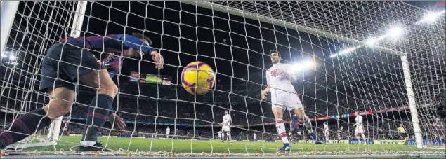  ??  ?? GOLAZO. Philippe Coutinho recogió la pelota que Luis Suárez envió al fondo de la portería para abrir el marcador ayer por la tarde en el Camp Nou.