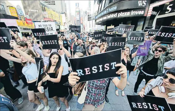  ?? FRANK FRANKLIN II / AP ?? Una protesta, el miércoles en Times Square (Nueva York), contra el veto de Trump a los transexual­es en las fuerzas armadas