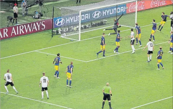  ?? FOTO: AP ?? Toni Kroos realizó un lanzamient­o magistral en el 95’ sorprendie­ndo por completo a Olsen para hacer el 2-1 que desató la locura de una Alemania que se veía fuera del Mundial